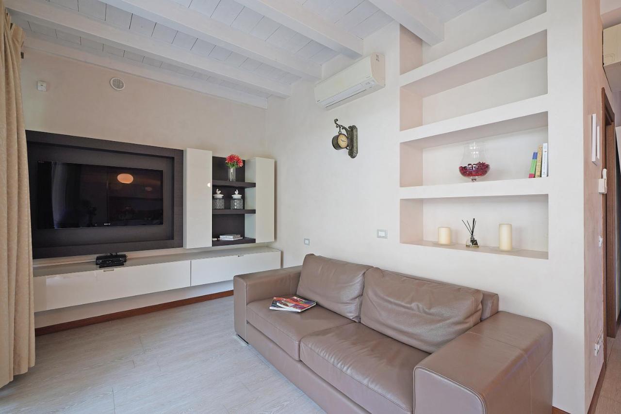 Giulia Luxury Apartment Сирмионе Экстерьер фото