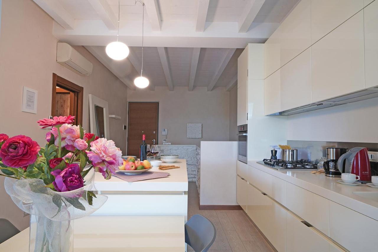 Giulia Luxury Apartment Сирмионе Экстерьер фото